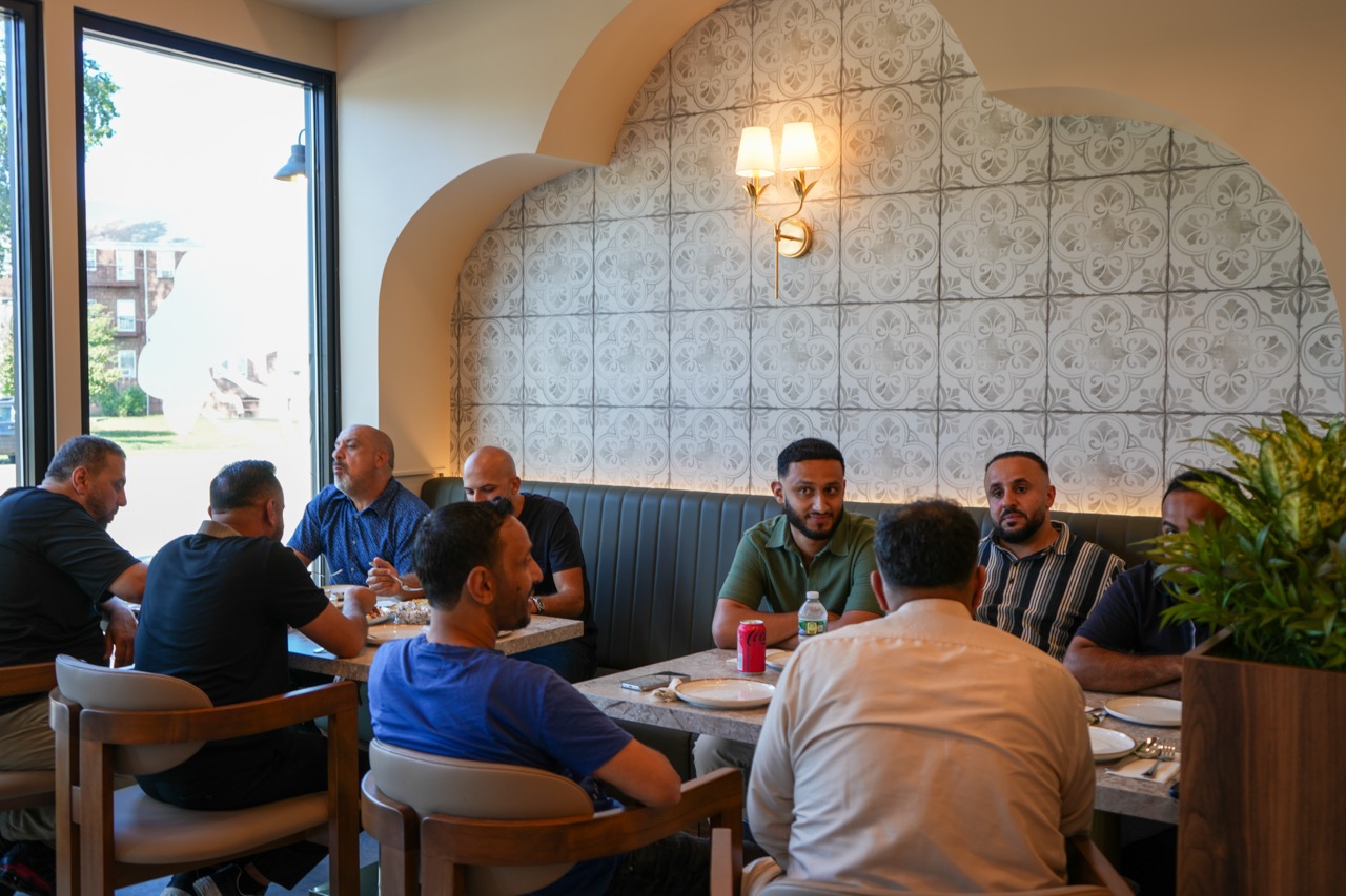 ضيوف يتشاركون الأطباق في سقطرى